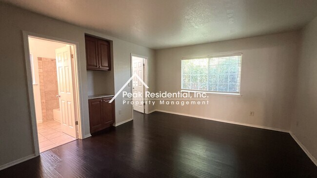 Building Photo - Spacious 2bd/2ba Duplex with 2 Car Garage
