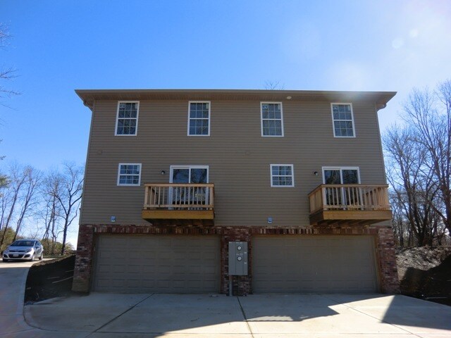 Building Photo - 1463 Village Circle Dr