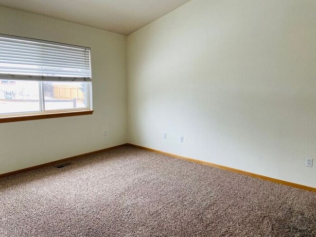Building Photo - 4 Bedroom, 3 Bath Ranch Style Home with 2 ...
