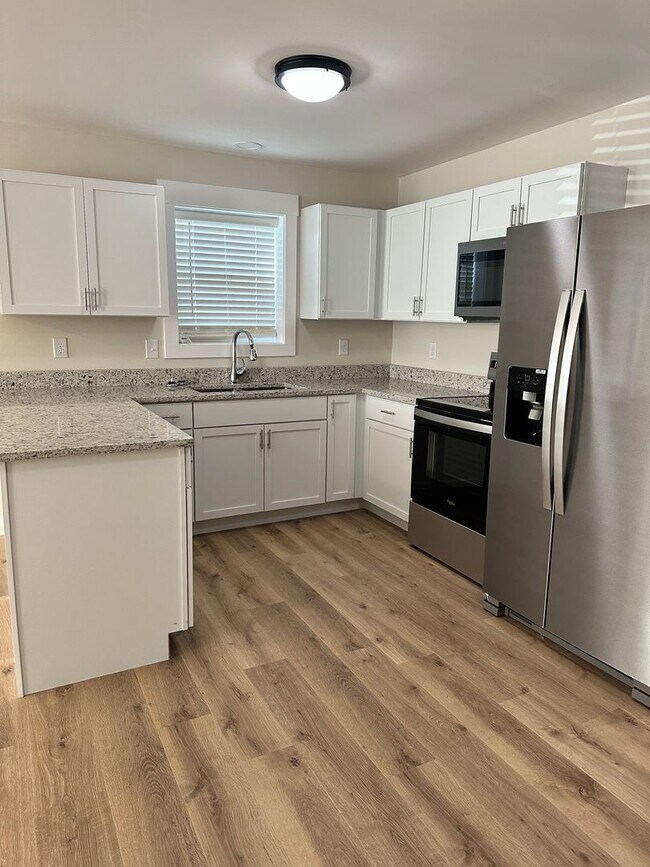 Building Photo - 102 W 15th Ave