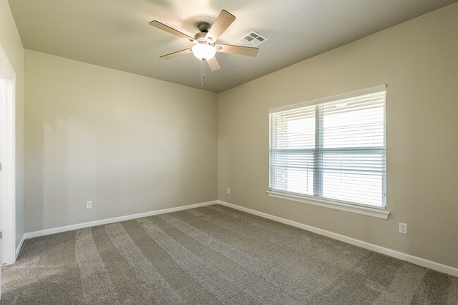 Building Photo - 721 League Cir