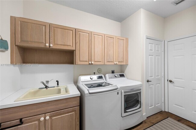 Building Photo - 2589 Mayfair Ln