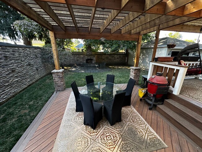 Building Photo - WestMoreland Gem! Portland Original, Huge deck, great backyard pets ok!