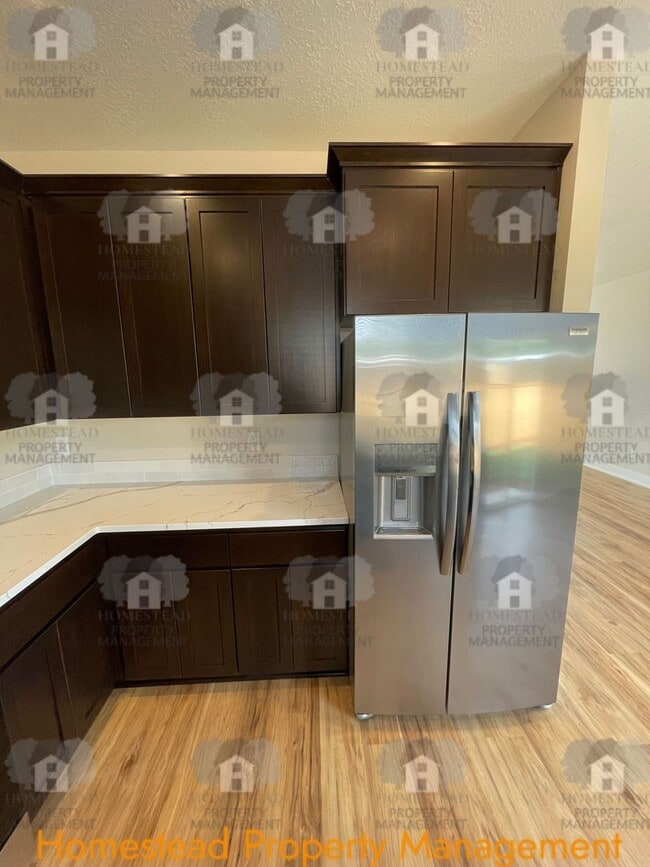 Building Photo - 186-188 SE Lacreole Dr