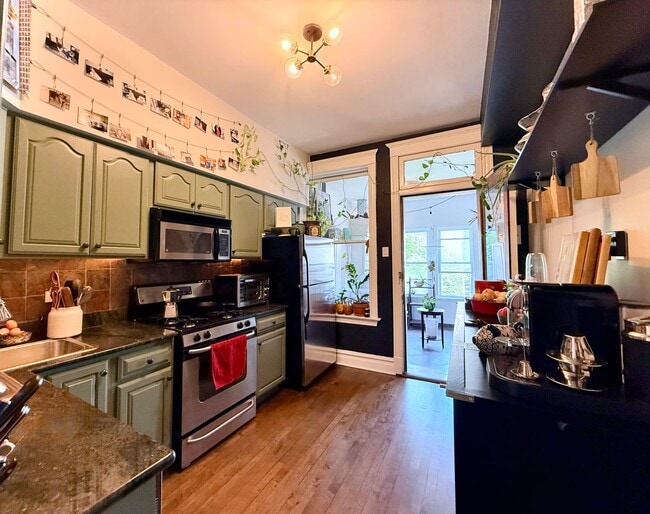 Building Photo - Fully Furnished 4-Bed, 2-Bath MAGNIFICENT ...
