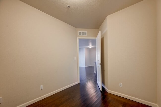 Building Photo - $1,800 - Updated One Bedroom Unit with Bon...