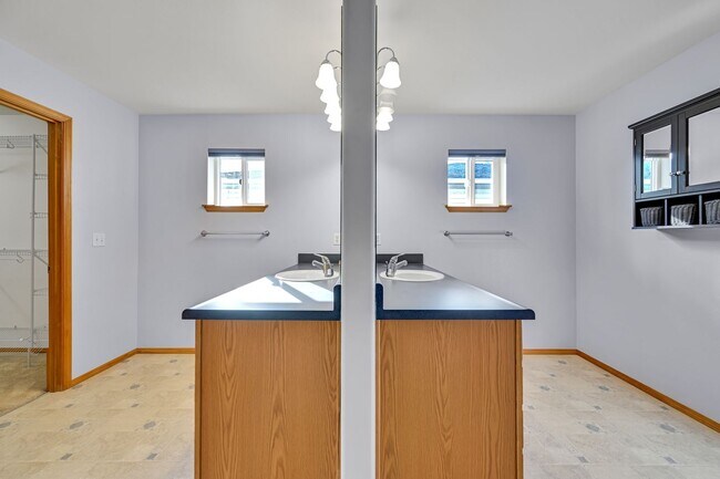 Building Photo - 4 BED & 2.5 SINGLE FAMILY HOUSE FOR RENT