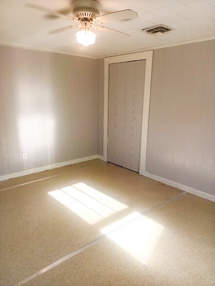 Building Photo - 915 E Ash St