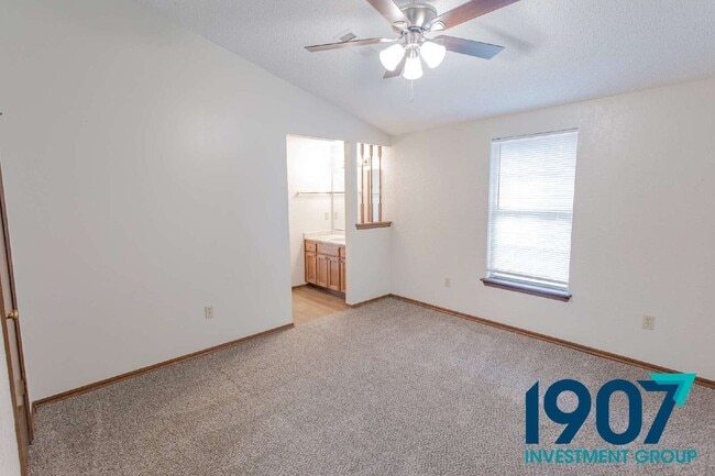 Building Photo - 2102 Briarcliff Dr