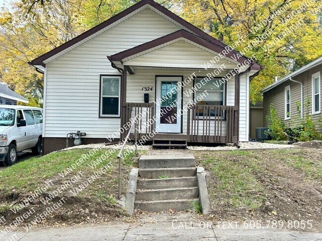 Building Photo - 1324 E 4th St