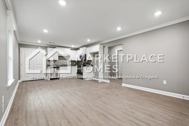 Building Photo - 814 W 21st St