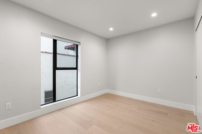 Building Photo - 807 N Detroit St