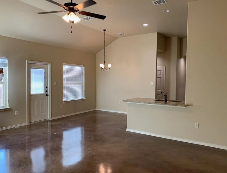 Dining room - 402 Joanne Loop