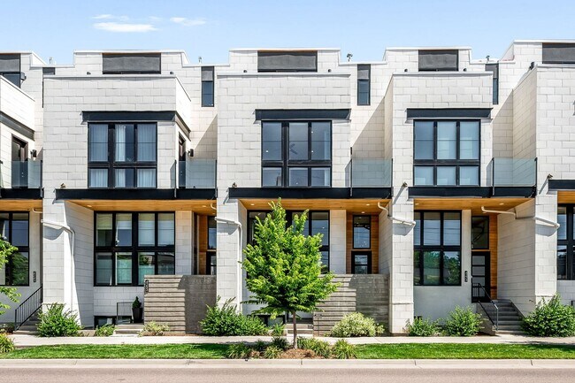 Building Photo - LUX 3BD, 5BA Modern Townhome at 9th & CO Near Congress Park