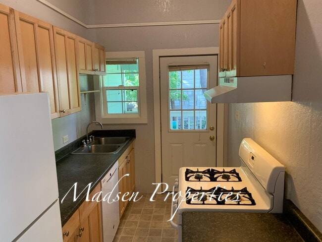 Building Photo - 397 E 6th St