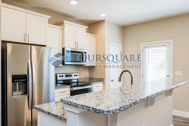 Building Photo - Townhome | Back Patio with Privacy Fence |...