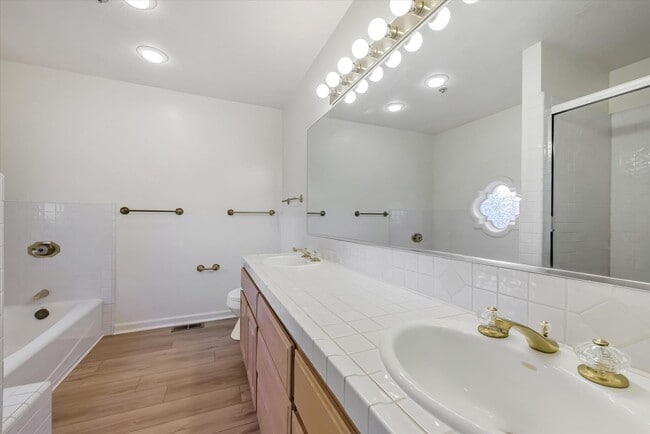 Building Photo - Spacious Townhome in Palo Alto