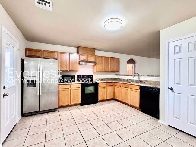 Building Photo - 3 Bed/2 Bath Home with Garage / Pet-Friendly / Available Now!