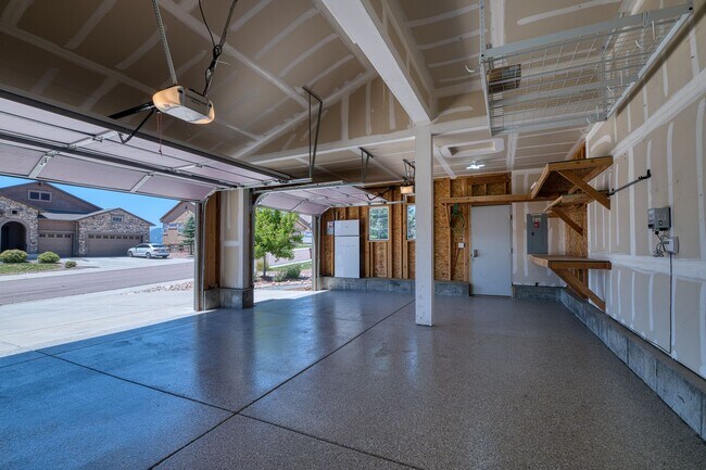 Building Photo - Beautiful 6 bedroom, 3 1/2 bathroom, 3-car garage - solar panels & EV charger available NOW!