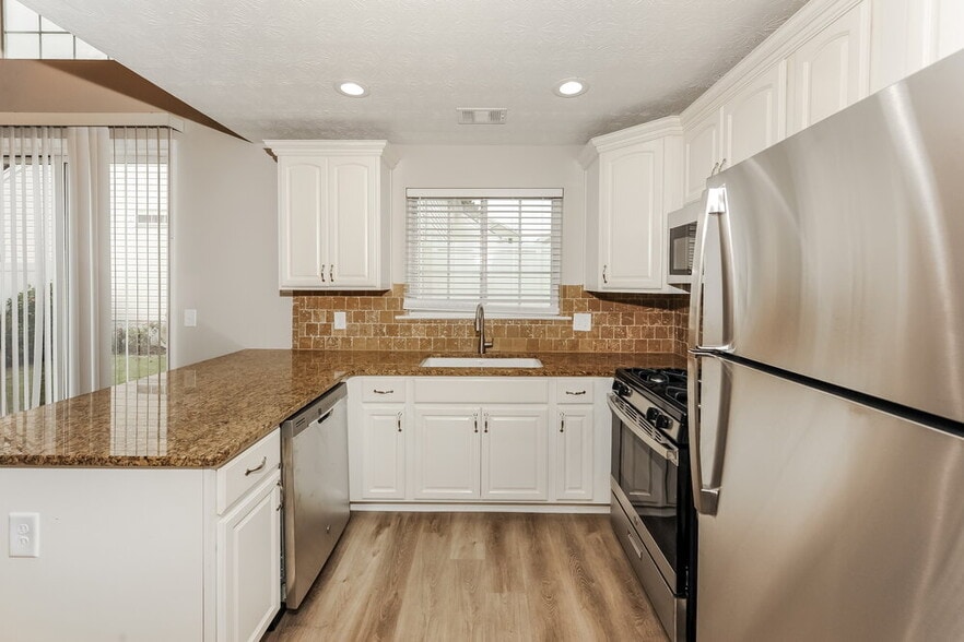 Building Photo - 1255 W Oaks Way