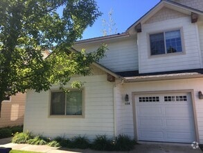 Building Photo - Lake Forest Townhouse