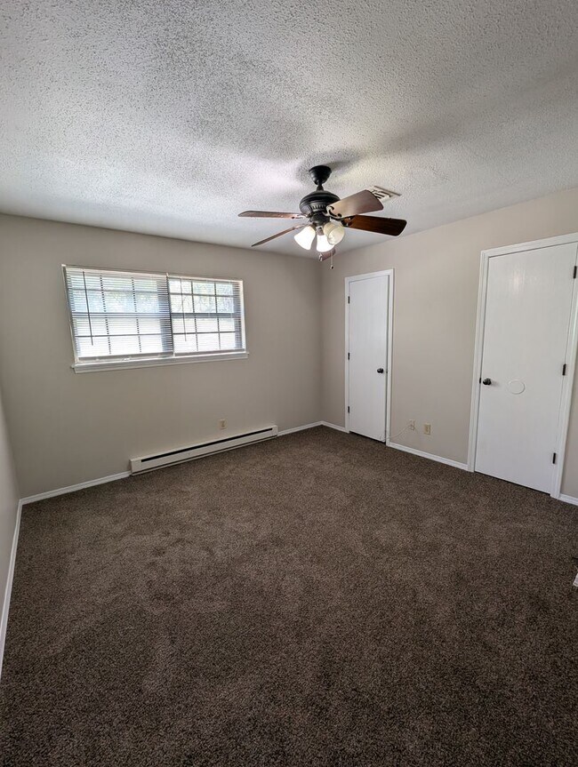 Building Photo - 2 Bedroom/1.5 Bathroom Townhouse in South ...