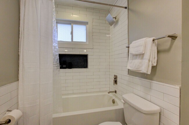 Building Photo - 2144 Pace Dr