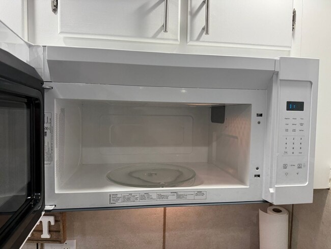 Building Photo - Studio Apartment -Open House  Tuesday at 5pm