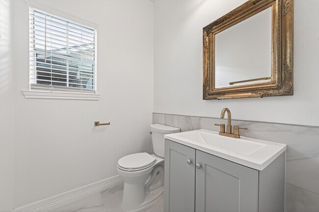 Building Photo - 2431 Parkwood Ln