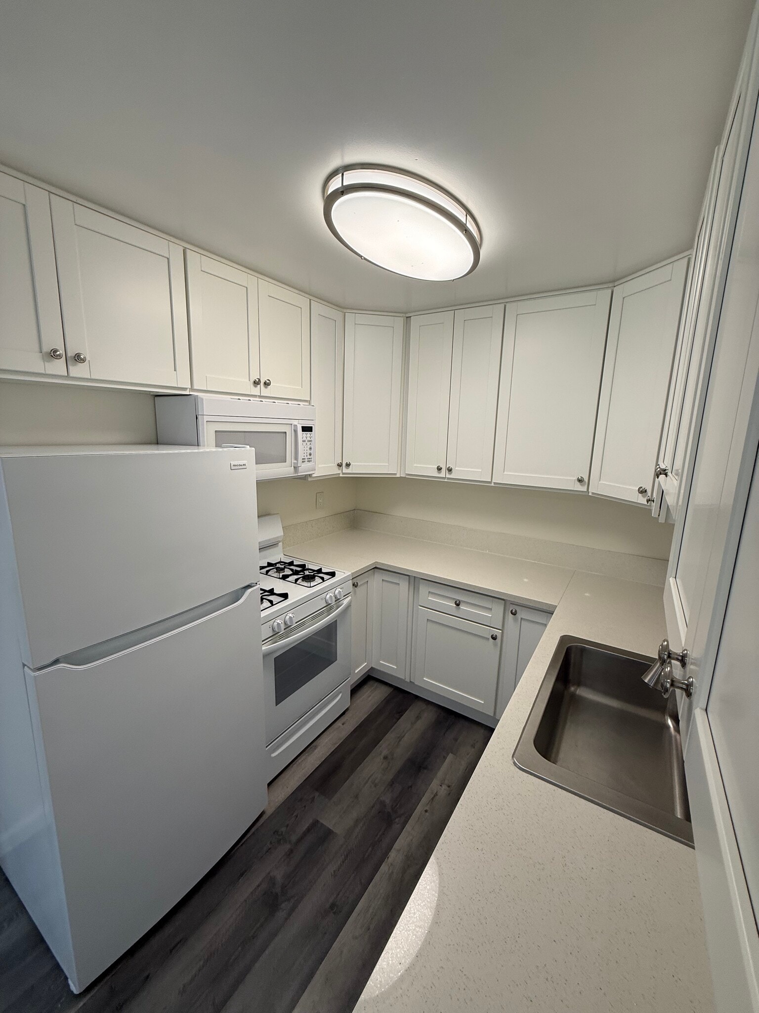 Building Photo - 15025 Burbank Blvd