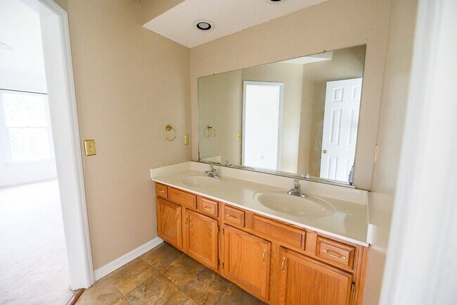 Building Photo - Wonderful and Spacious 3 bedroom home 2.5 bath in High Point with 2 car garage and large fenced-i...