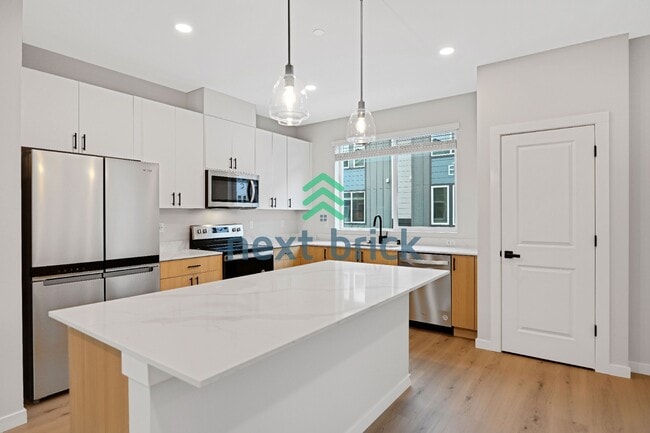 Building Photo - 3 BED & 2.5 BATH TOWNHOUSE FOR RENT