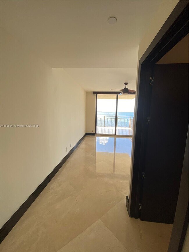 Building Photo - 1632 S Bayshore Ct