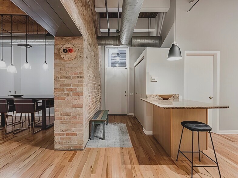 Building Photo - 312 N May St