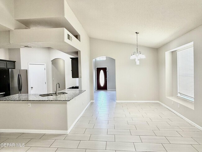 Building Photo - 12749 Tierra Salas Dr