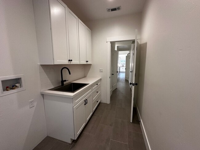 Building Photo - New Construction in Down Town Bishop West side!