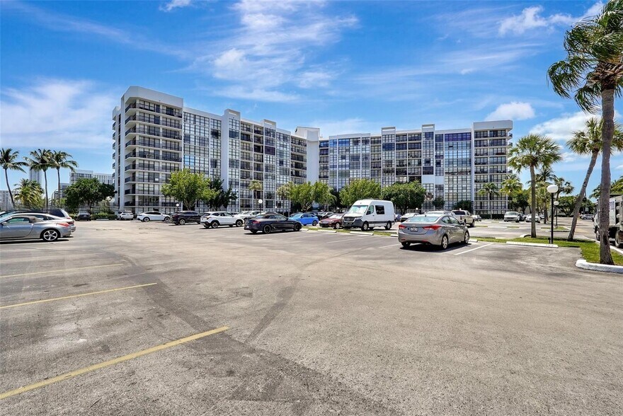 Building Photo - 1000 Parkview Dr