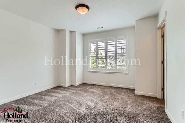 Building Photo - ** BEST PRICE ** - Wonderful 3 Bed 3 Bath ...