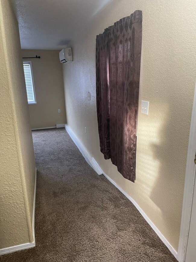 Building Photo - Northeast Hights Home