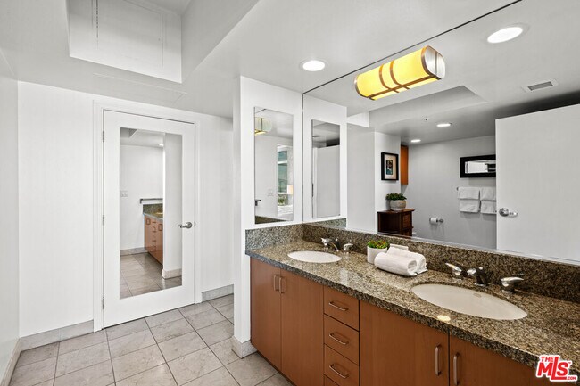 Building Photo - 13700 Marina Pointe Dr