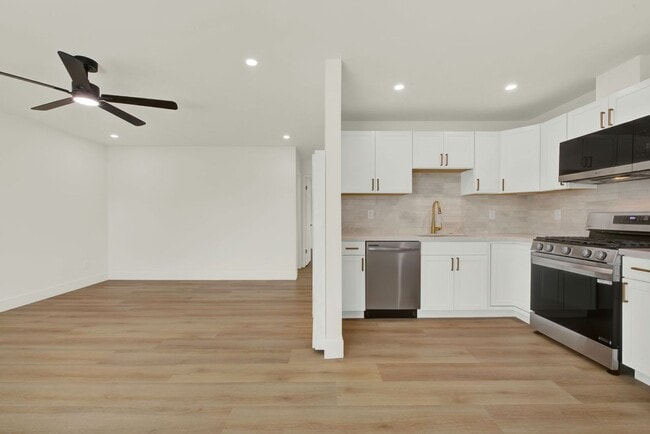 Building Photo - Charming updated Apartment units