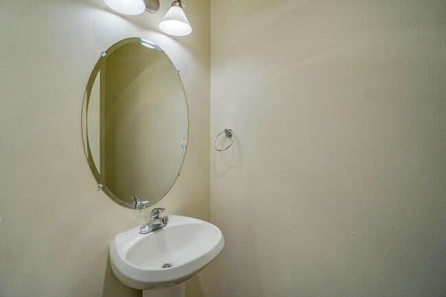 Building Photo - THREE BEDROOM TOWNHOUSE