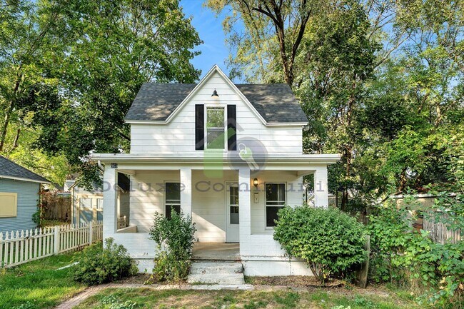 Building Photo - Remodeled 3BR + Flex Room | Steps from Leo...