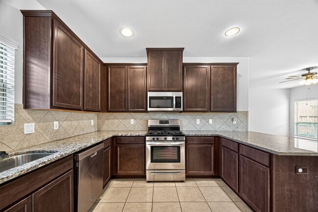 Building Photo - 1218 Hills Dr