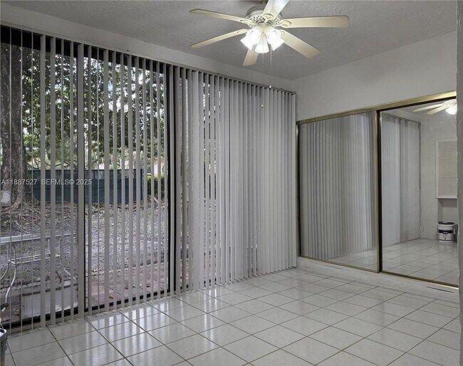 Building Photo - 2902 Carambola Cir N