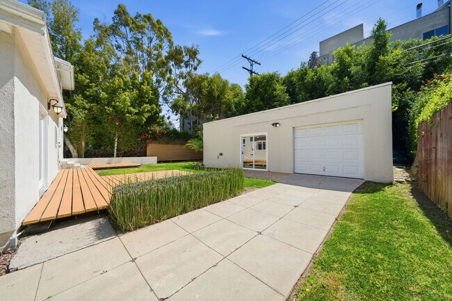 Building Photo - 1620 S Victoria Ave