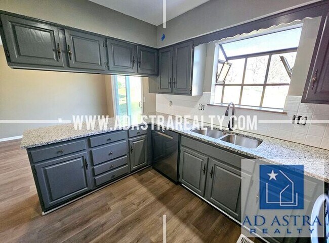 Building Photo - Very Nice 3 Bedroom 2 Bath Duplex in Overland Park-Available NOW!!