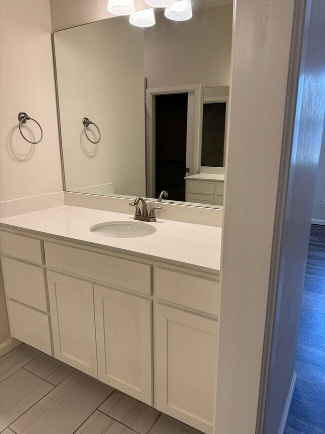 Building Photo - 3 Bed 2 bath with an office in The Enclave