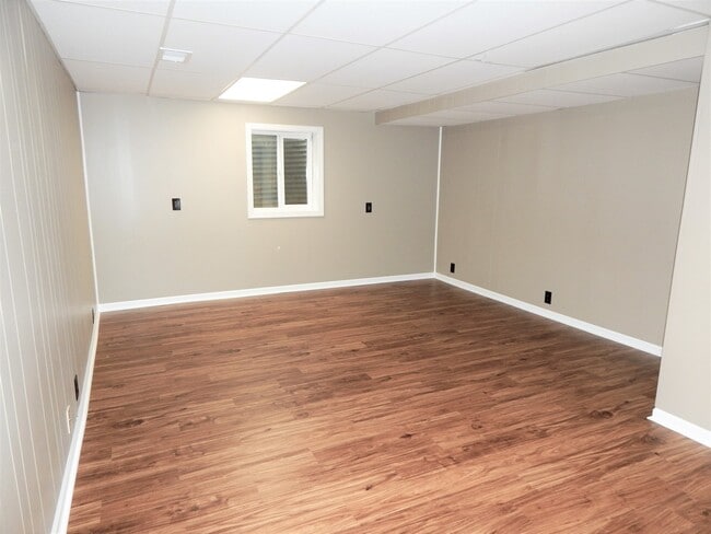 Building Photo - 214 Redwood Ct