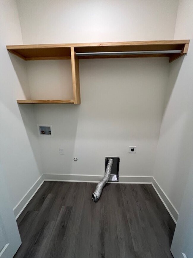 Building Photo - Beautiful 3-Bedroom Family Home for Rent in Fox Run!